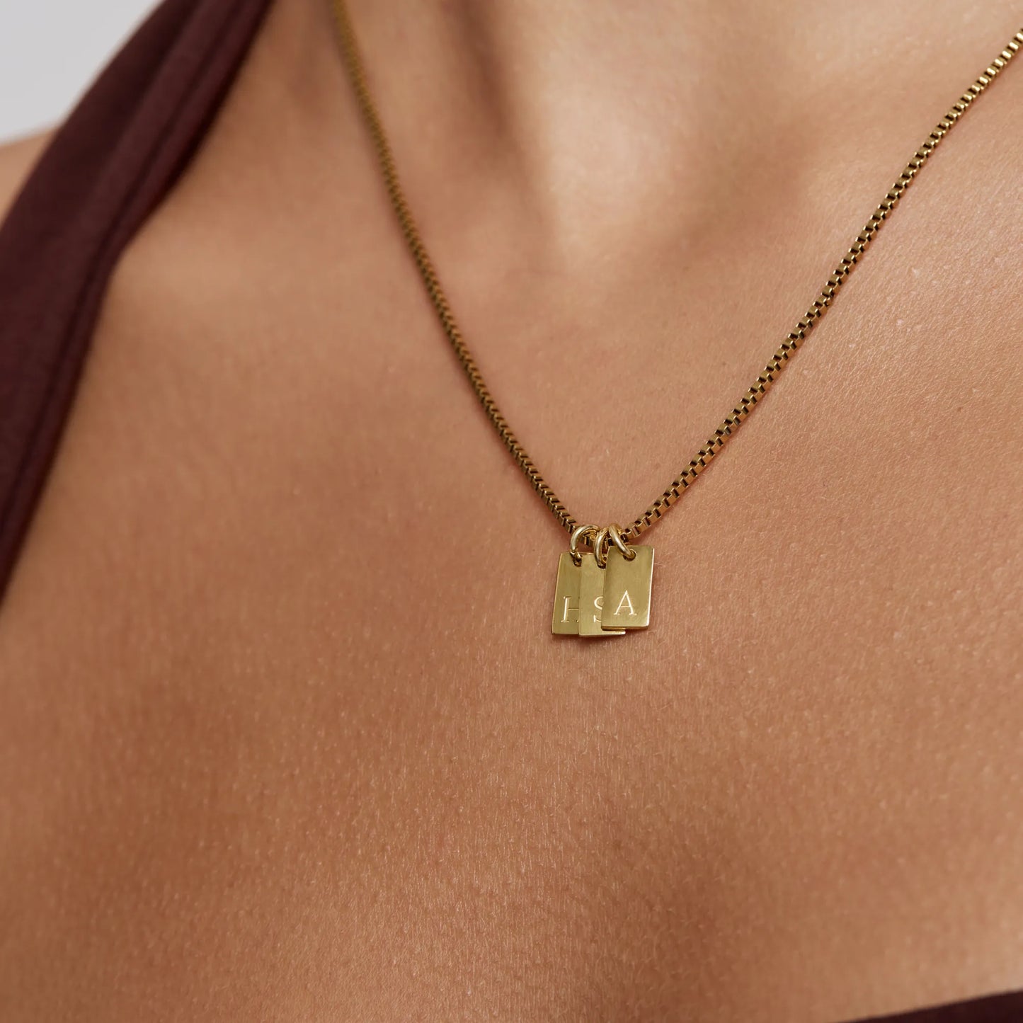 Collar con inicial de chapa