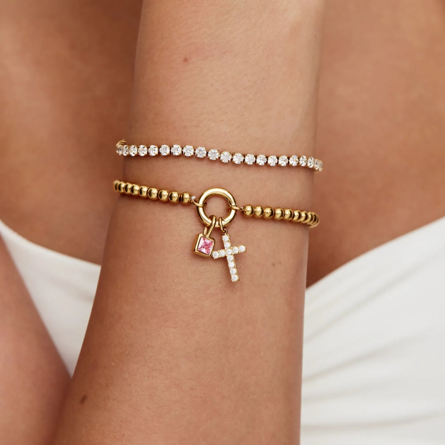 Pulsera de cuentas con cruz de piedra de nacimiento