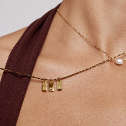 Collar con inicial de chapa