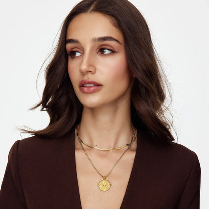 Collar de Medallón con Brújula