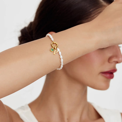 Pulsera de perlas con inicial y piedra de nacimiento