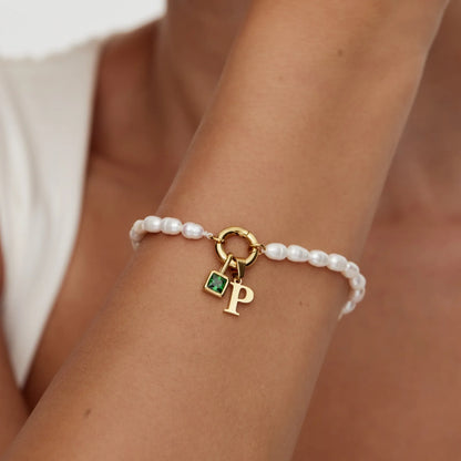Pulsera de perlas con inicial y piedra de nacimiento