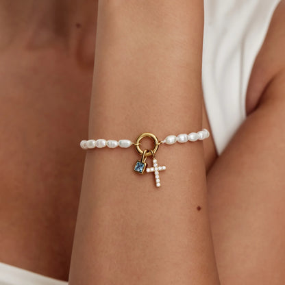 Pulsera con dije de cruz y piedra natal de perla