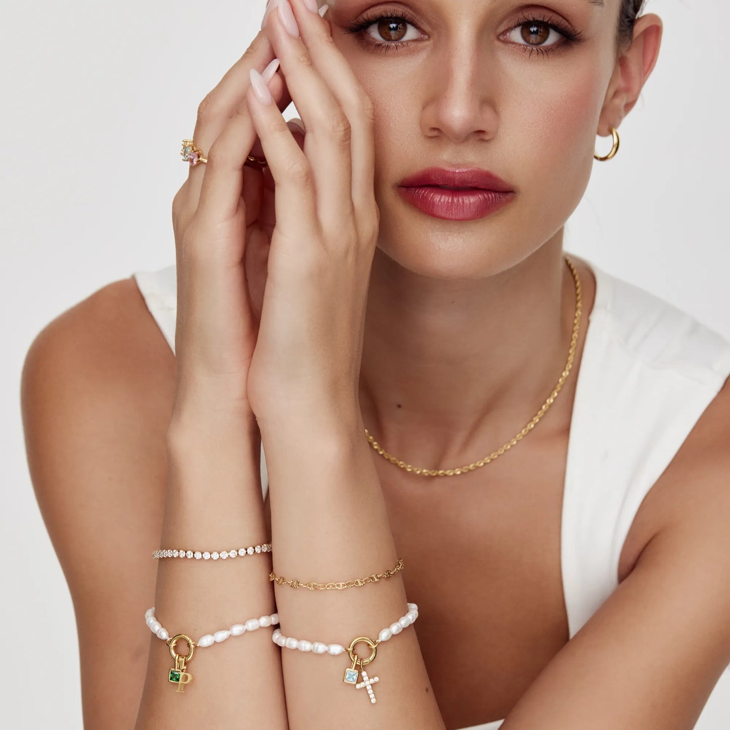 Pulsera con dije de cruz y piedra natal de perla