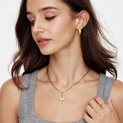 Collar con inicial de candado de corazón