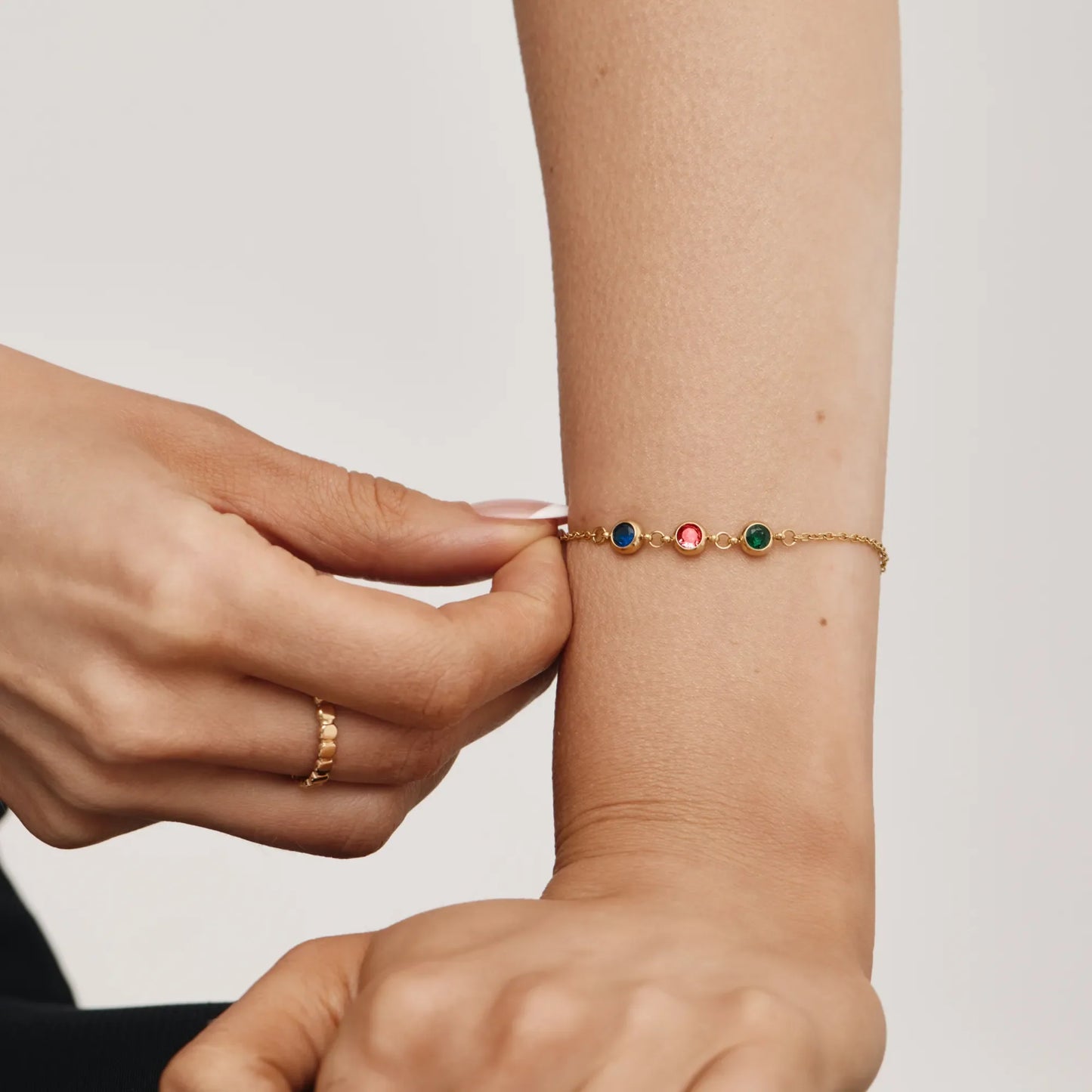 Pulsera Personalizada de Varias Piedras de Nacimiento con Baño de Oro de 18 quilates — Mujer