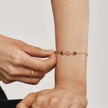 Pulsera Personalizada de Varias Piedras de Nacimiento con Baño de Oro de 18 quilates — Mujer