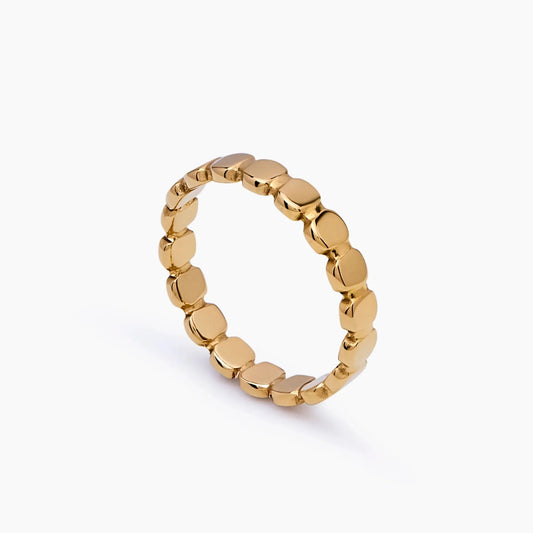 Anillo dorado con cuentas