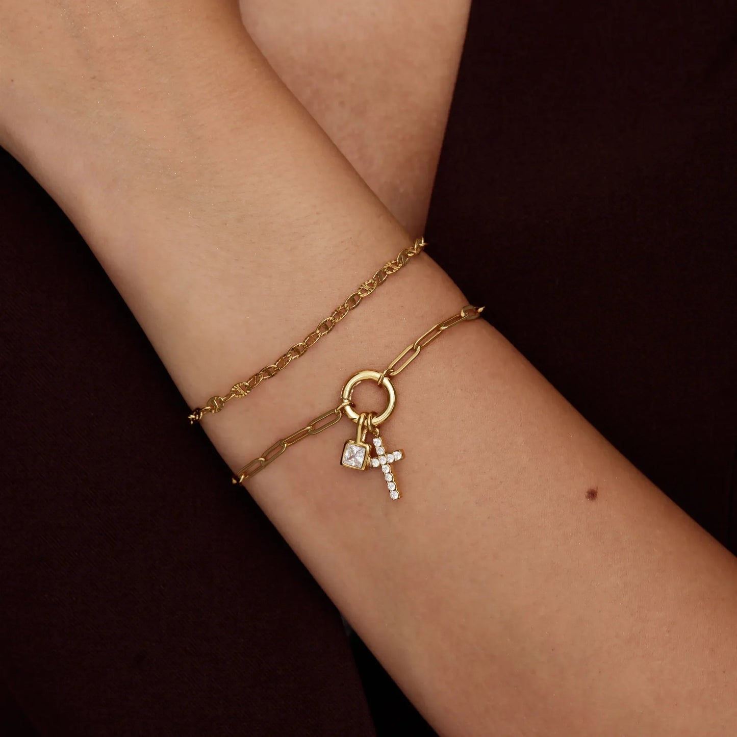 Pulsera con dije de clip y cruz