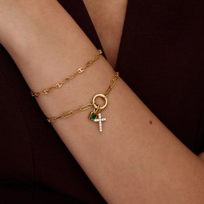 Pulsera con dije de clip y cruz