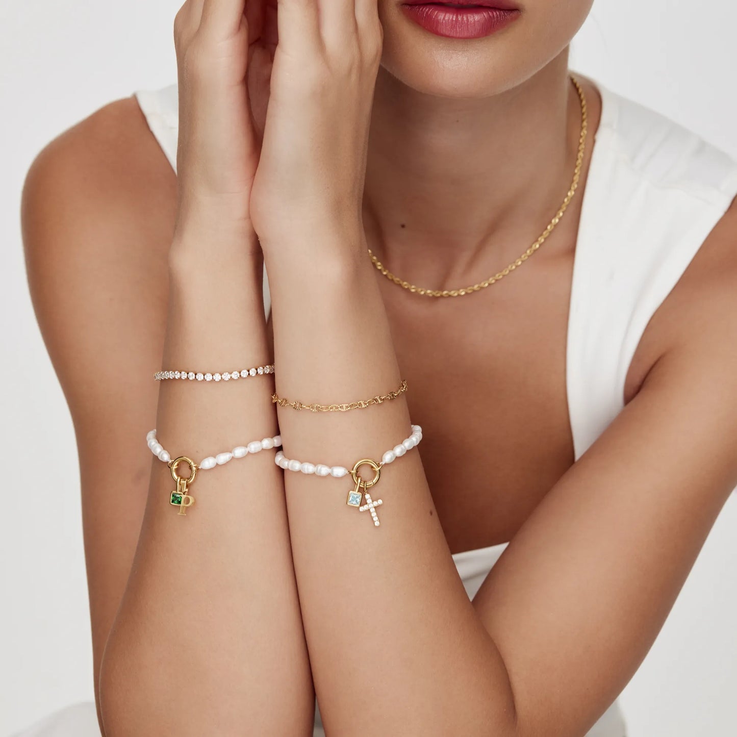 Pulsera de perlas con inicial y piedra de nacimiento