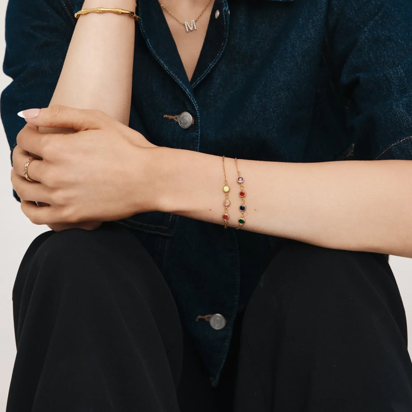 Pulsera Personalizada de Varias Piedras de Nacimiento con Baño de Oro de 18 quilates — Mujer