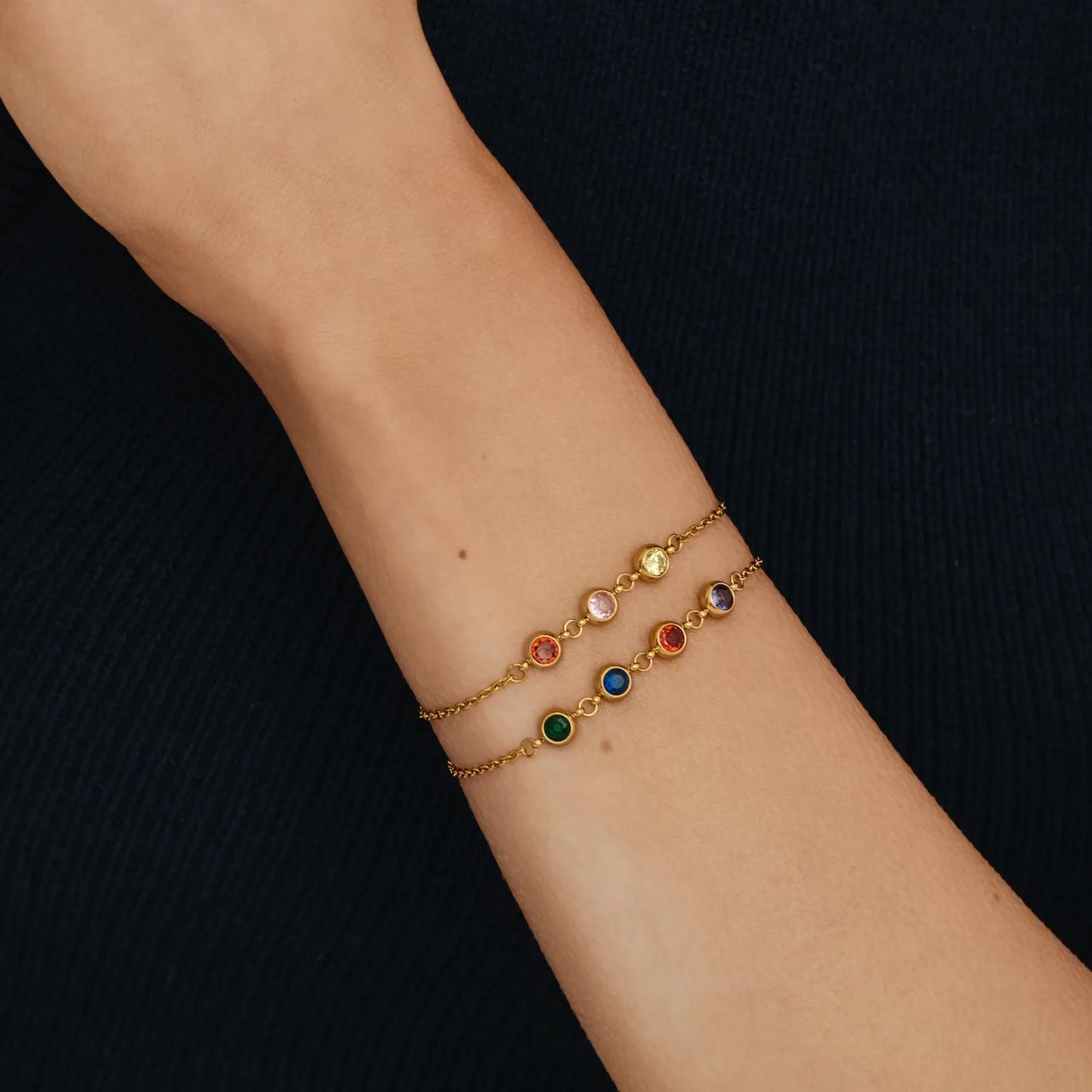 Pulsera Personalizada de Varias Piedras de Nacimiento con Baño de Oro de 18 quilates — Mujer