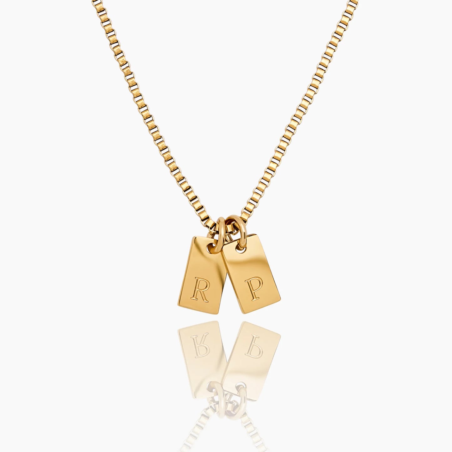 Collar con inicial de chapa