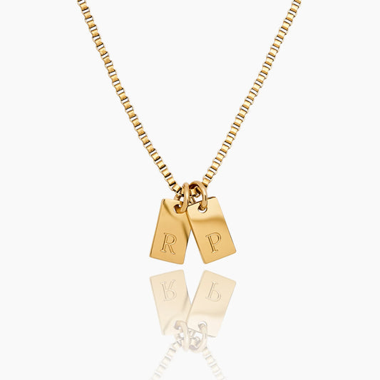 Collar con inicial de chapa