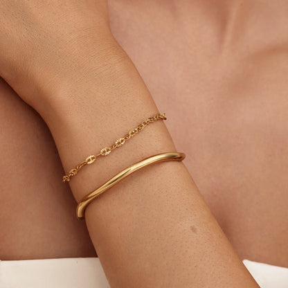 Pulsera Aro Ola Esculpida en Baño de Oro de 18k — Mujer