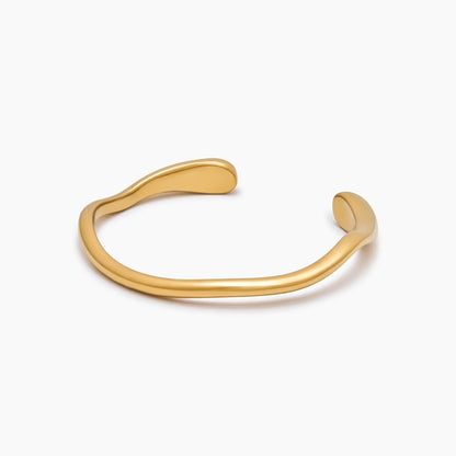 Pulsera Aro Ola Esculpida en Baño de Oro de 18k — Mujer