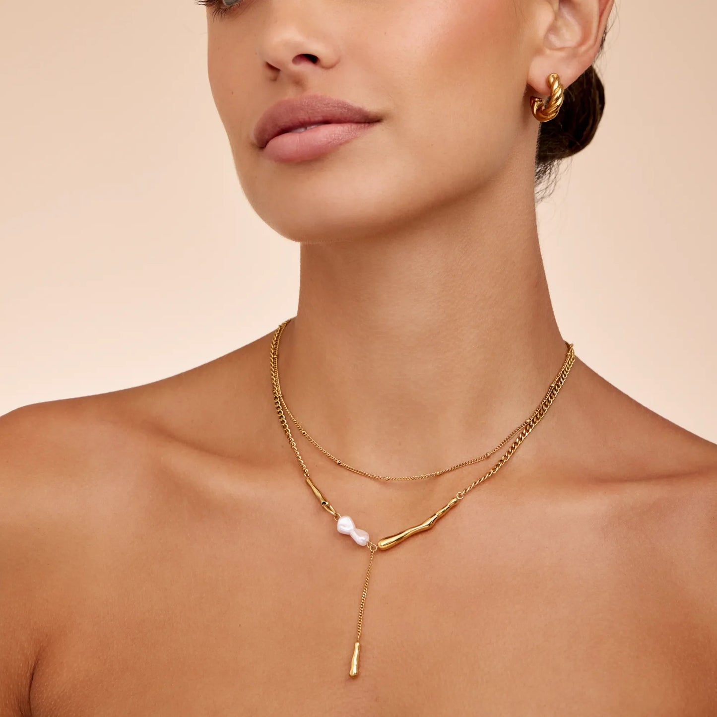 Collar Barra Perlas Elara con Baño de Oro de 18k — Mujer