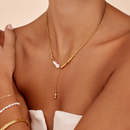 Collar Barra Perlas Elara con Baño de Oro de 18k — Mujer