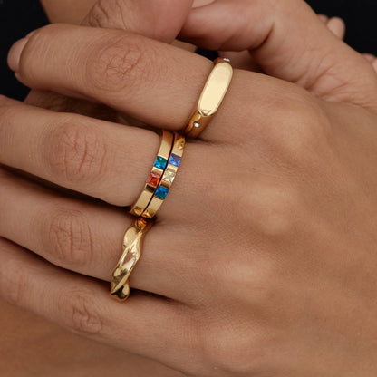 Anillo de banda de piedra natal con corte princesa