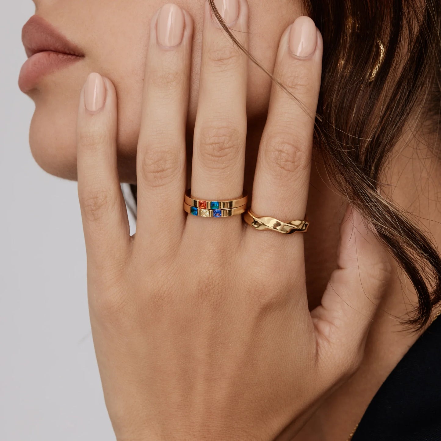Anillo de banda de piedra natal con corte princesa