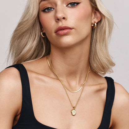 Collar con colgante de inicial de perla