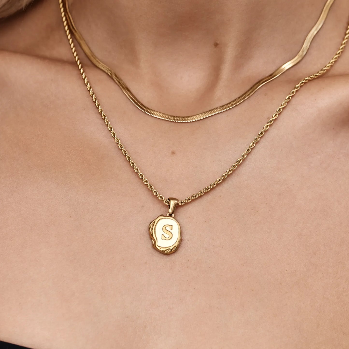 Collar con colgante de inicial de perla