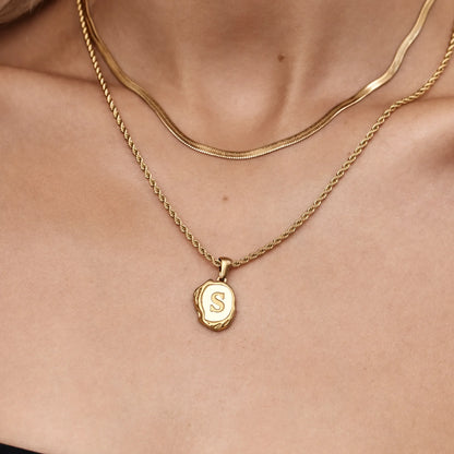 Collar con colgante de inicial de perla