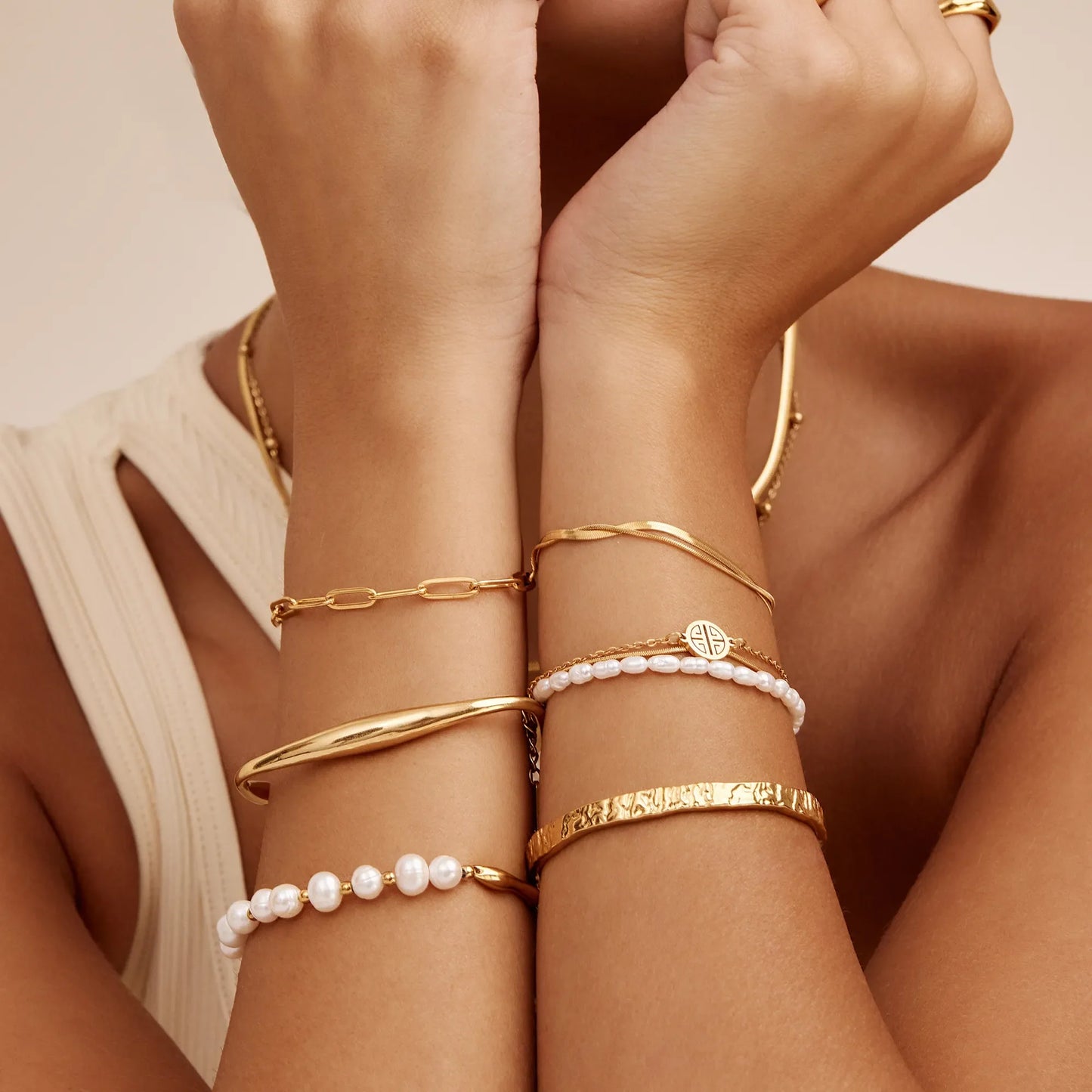 Pulsera de capas de perlas y oro Sunshine con baño de oro de 18k — Mujer