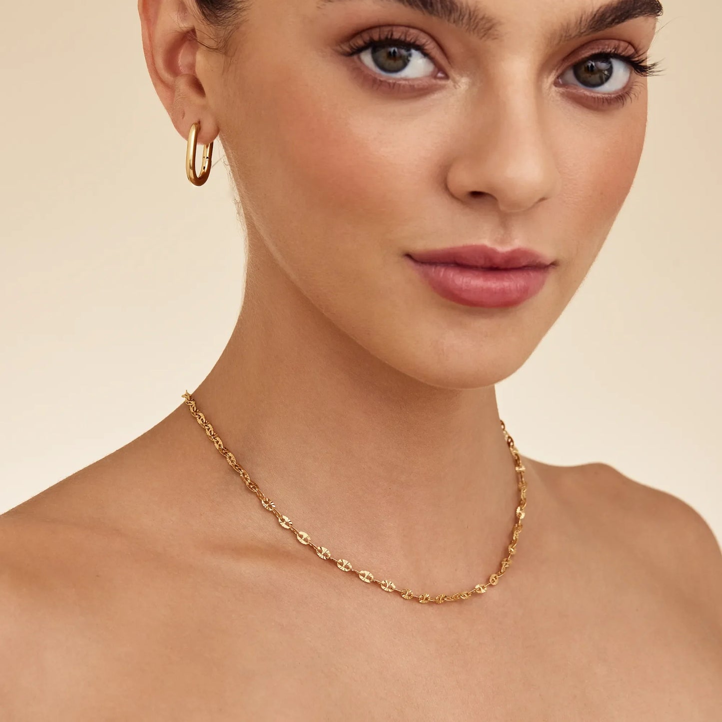 Collar llamativo de lentejuelas con cadena