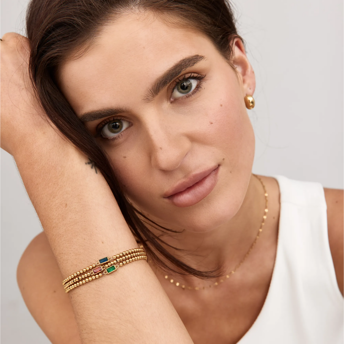 Pulsera de Cuentas Doradas con Piedra Natal en Baño de Oro de 18k — Mujer