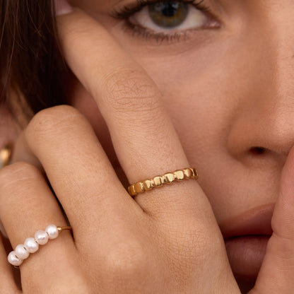 Anillo dorado con cuentas