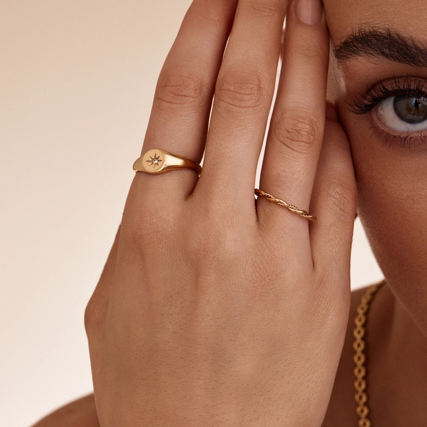 Anillo Delicado Doble Giro