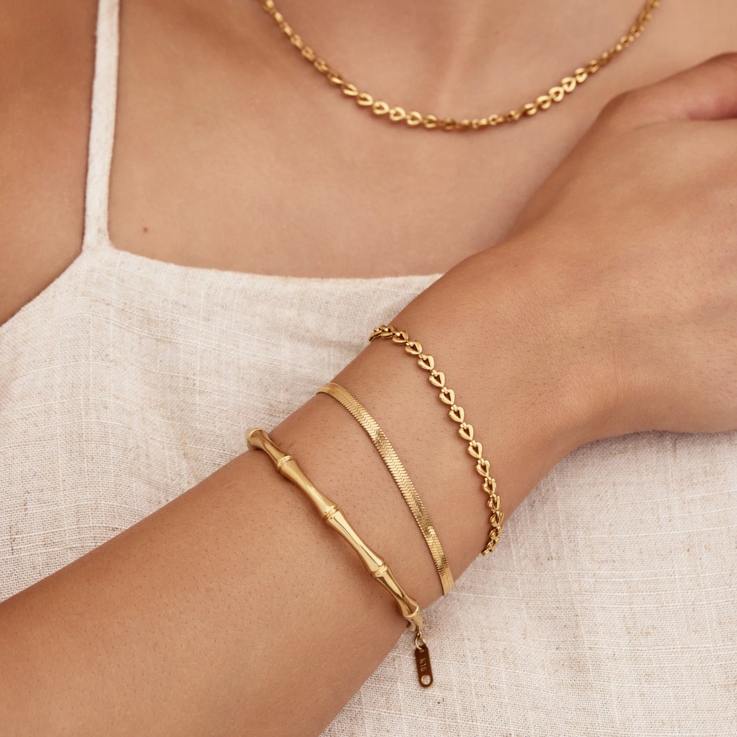 Pulsera Cadena de Corazones en Baño Oro 18k — Mujer