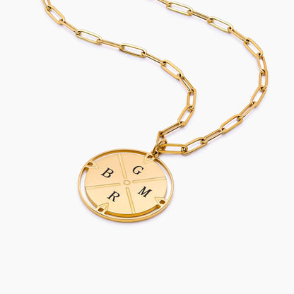 Collar con brújula con inicial grabada