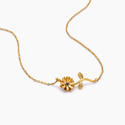 Collar delicado con flor de nacimiento