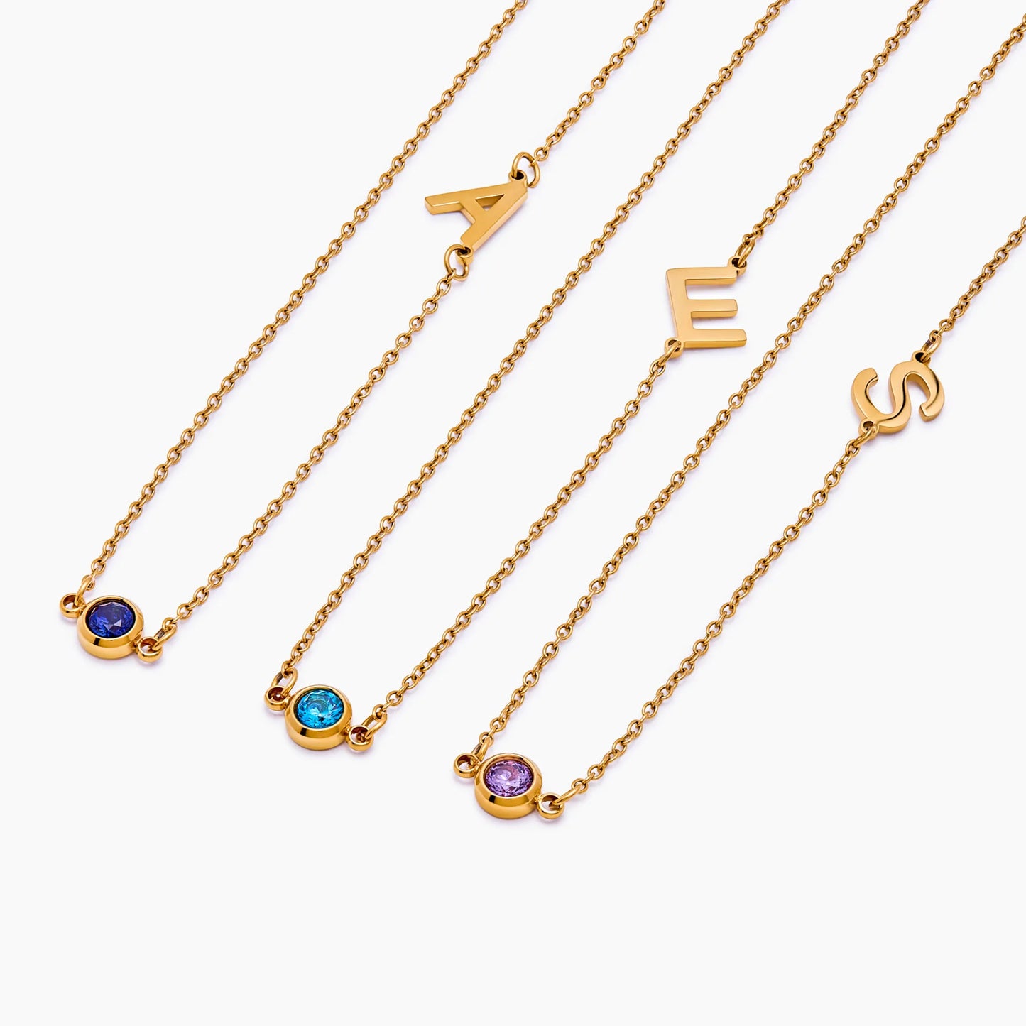 Collier de naissance initial serti sur le côté