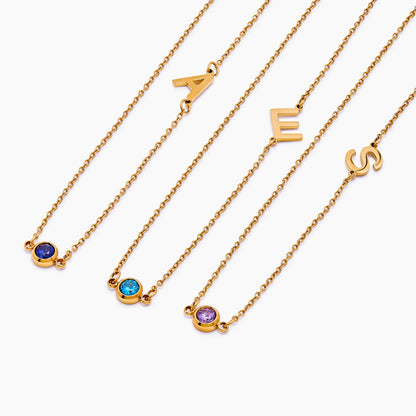 Collier de naissance initial serti sur le côté