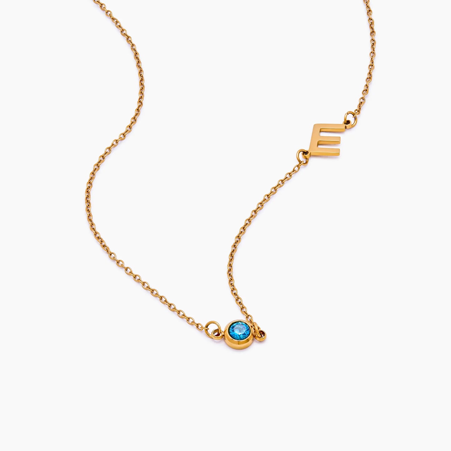Collier de naissance initial serti sur le côté