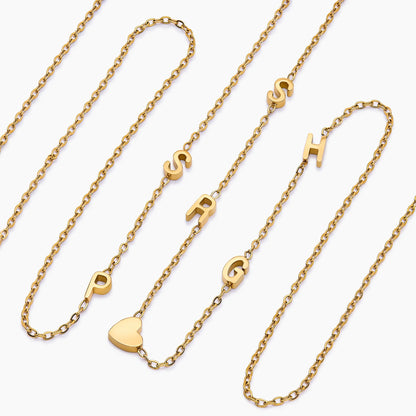 Collar con iniciales múltiples