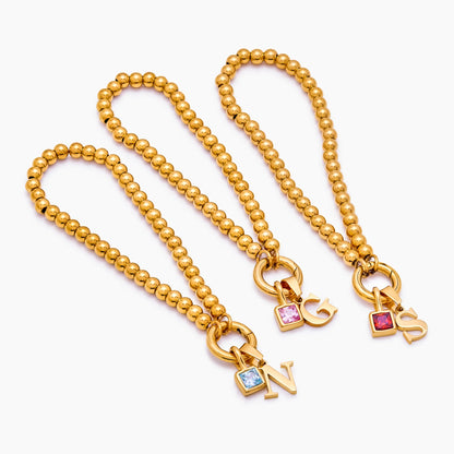 Pulsera de cuentas con inicial y piedra de nacimiento