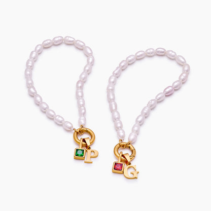 Pulsera de perlas con inicial y piedra de nacimiento