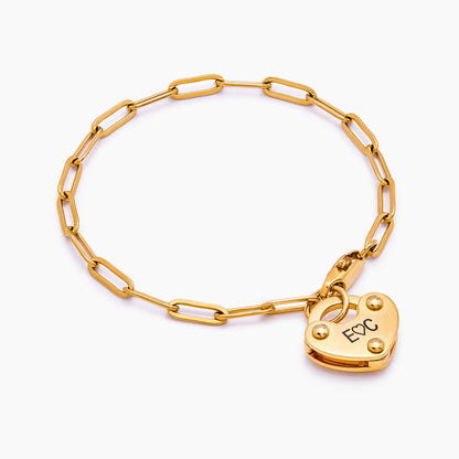 Pulsera con inicial de candado en forma de corazón