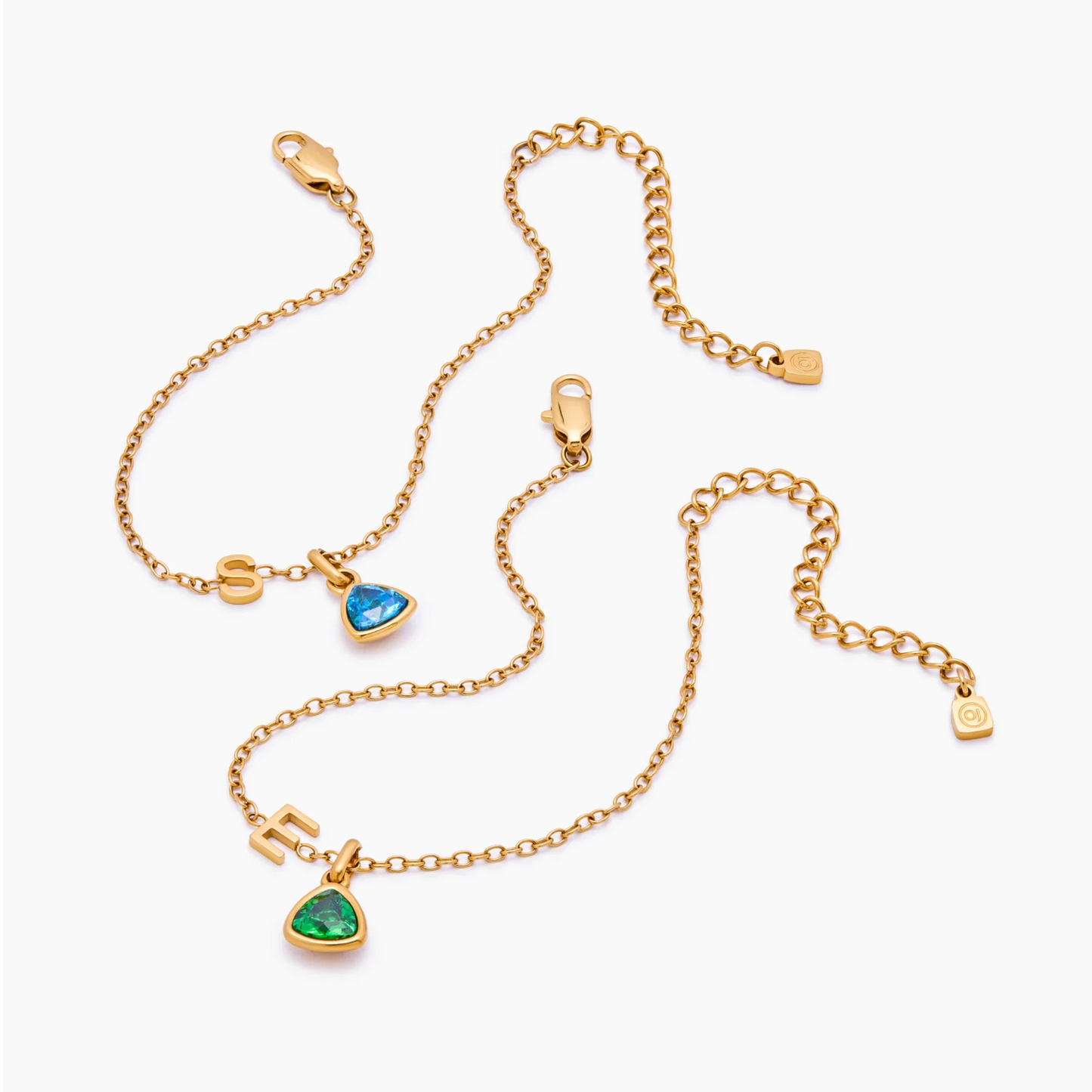 Pulsera con dije de inicial y piedra de nacimiento