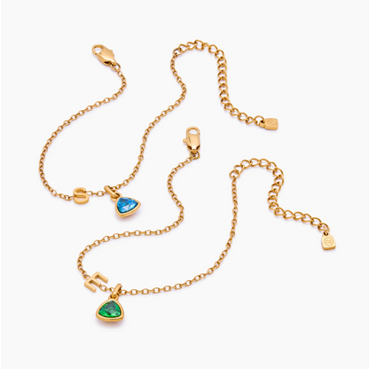 Pulsera con dije de inicial y piedra de nacimiento